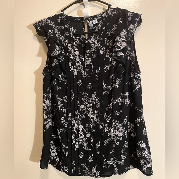 Elle Tops - Elle. Large. Black, white, gray floral pattern. 100% polyester. Machine wash.